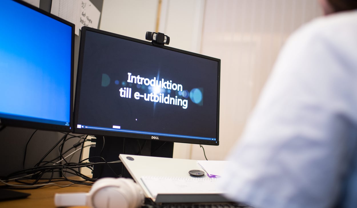 Bild på dator som visar e-learning, genrebild.